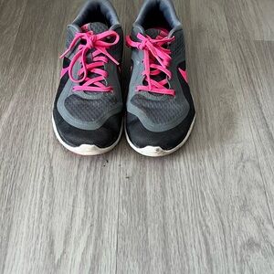 Nike Women's Black and Pink Sneakers